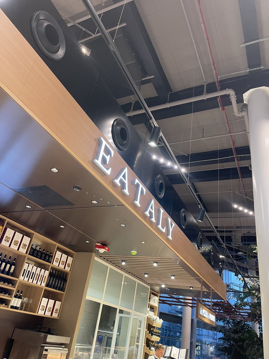 Ooit in Dubai zo’n echte complete Eataly gezien. Dit is dan leuk op <a href="/Schiphol/">Schiphol</a> maar net niets…. En overpriced. Maar goed toch leuk. #food #retail #travel