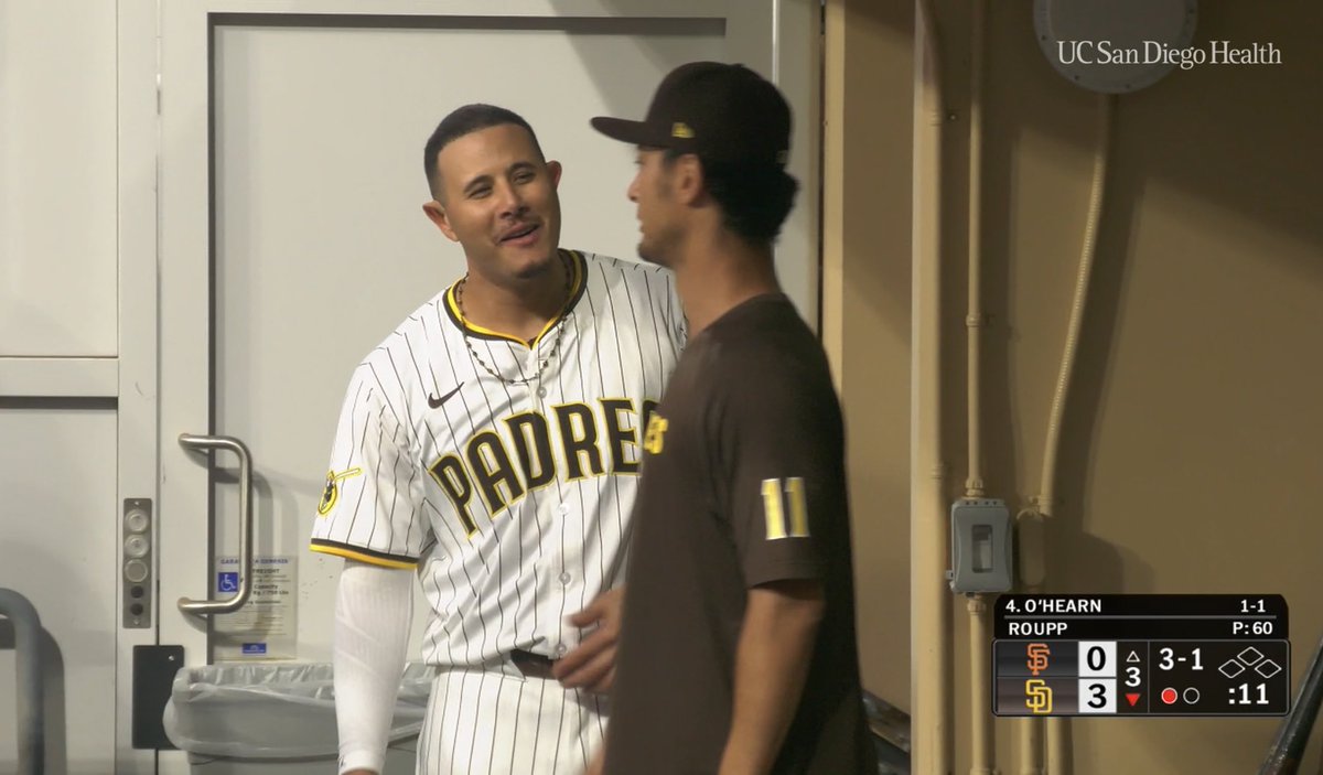 マチャドが今日HR打った時にダグアウトを指差してたけど、あれはダルさんに向けての感謝だったらしい。
試合前にダルさんから打撃のアドバイスをもらっていたようで、今日は8月に入ってから初めてのHRだった。
ダグアウトに戻ってからはダルさんと満面の笑みで話してた。よっぽど嬉しかったらしい。