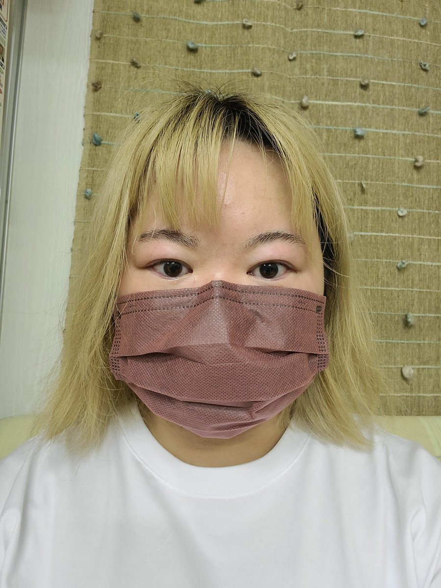 最近コスプレに挑戦したくて、ダイエットを始めました！（まだ80キロだけど…）
メイクも練習中で、今日は初めてコンタクトレンズの検査を受けて、ついにコンタクトデビュー！
来年こそコスプレできるようになりたい……今はまだ太ってて自信ないけど、がんばる！