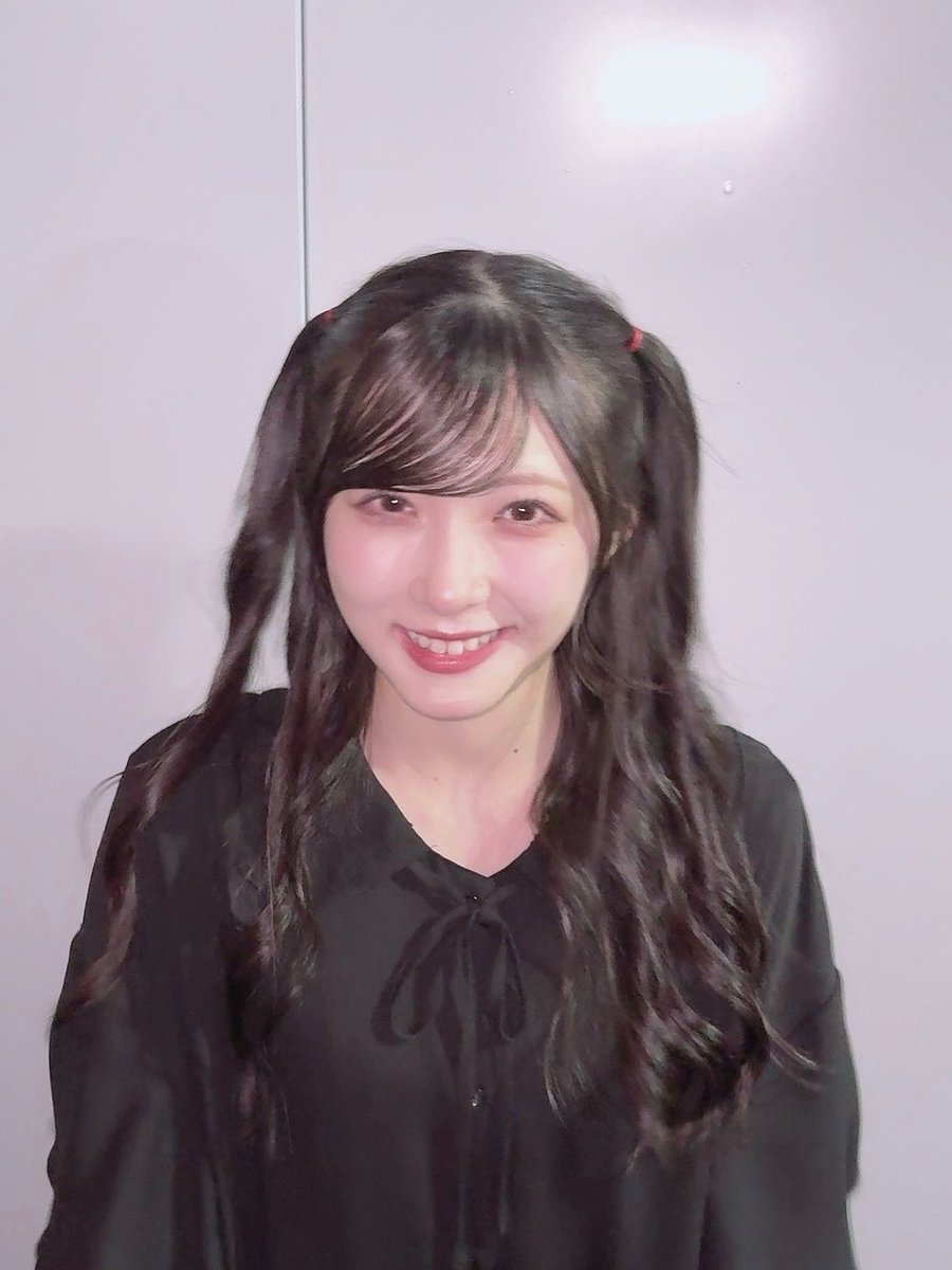 61_second_'s tweet photo. ツインテールは『幼く見えるから絶対いや！』と断固拒否していたのに気まぐれなのか、『…どう、変じゃない？』とツインテール姿の愛季が目の前に。あまりの可愛さに僕は言葉を失っていると、君は頬を染めて『やっぱりナシ！』と慌ててヘアゴムを外す。いやいや、ナシどころか禁止級に似合ってるって。 https://t.co/kDn4rev6Ox