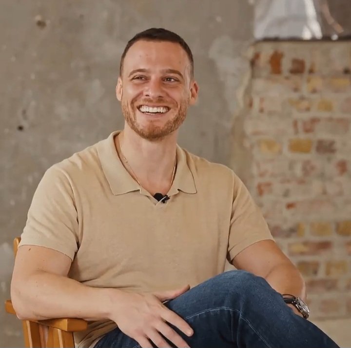 Moskova televizyon kanalı Moscow24  
"Diziler turizmi de etkiliyor. Birçok kişi Serkan Bolat (Kerem Bürsin) ile aynı bankta oturmak için İstanbul'a gidiyor." sözlerine yer verdi.

#KeremBürsin başrolünde yer aldığı Sen Çal Kapımı'da Serkan Bolat karakterine hayat vermişti.