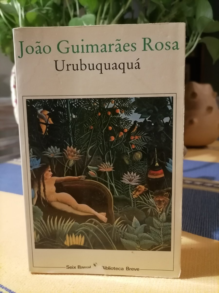 Alelauracosima's tweet photo. Leer a João Guimarães Rosa, es como entrar en un río caudaloso: al principio una se siente arrastrada por la corriente del lenguaje, pero poco a poco te dejas llevar y entiendes que en esa cadencia está el sentido.
Urubuquaqua (cuerpo de baile) ❤️
#soylectora
#joaoguimaraesrosa https://t.co/XU3zkEeQsj