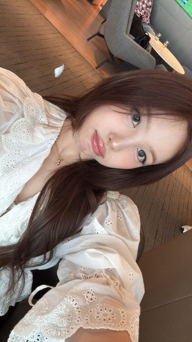 NAYEON SELCA AT THE AIRPORT TODAY SHE'S SO GORGEOUS