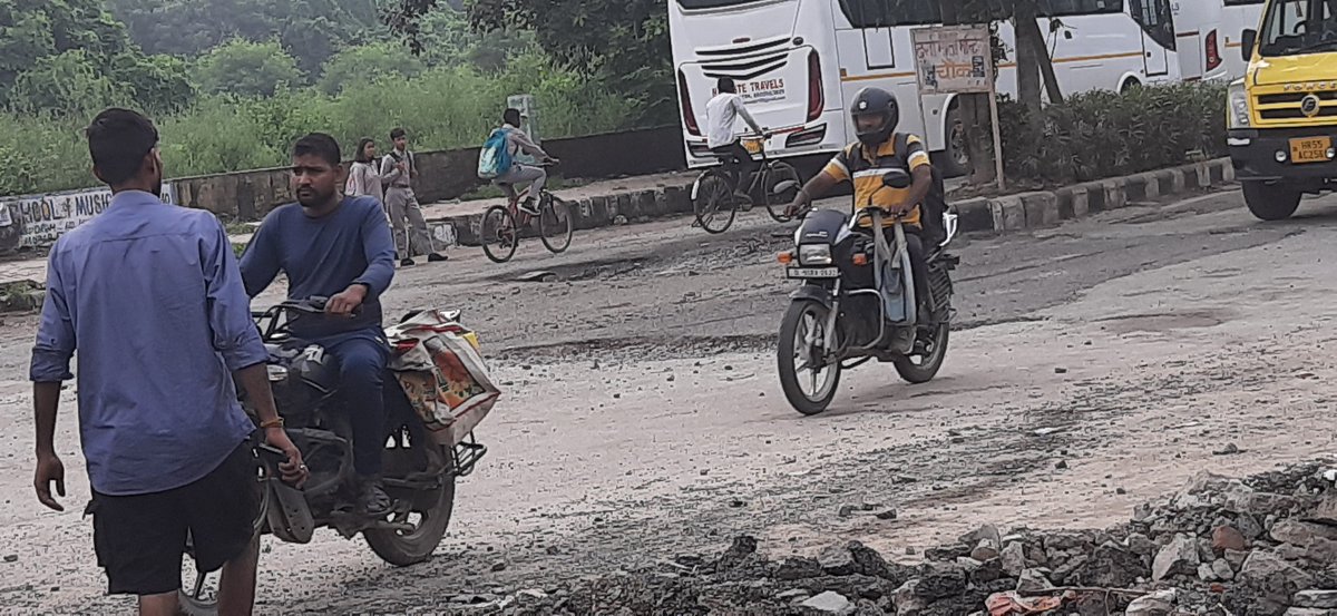 sumit8856's tweet photo. @DelhiPwd @p_sahibsingh @sandeepbjpadv  road are broken and there are many big holes near durga mata madir in sec 23 dwarka.
Please do something and do it ASAP.
You are the last hope. https://t.co/56X6AxjyB6