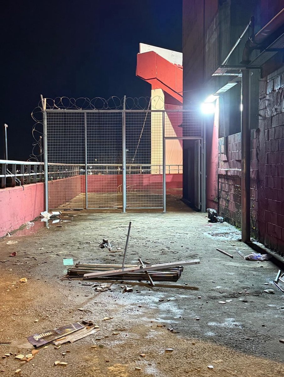 RxDemolicion's tweet photo. Así quedó el Estadio de #Independiente luego de que @udechile destruyera todo para poder tirarle a los del Rojo ❌

@Sudamericana @CONMEBOL 

#CAI #TodoRojo #ReyDecopas #ConmebolSudamericana #Sudamericana https://t.co/0MTBn4eI3p