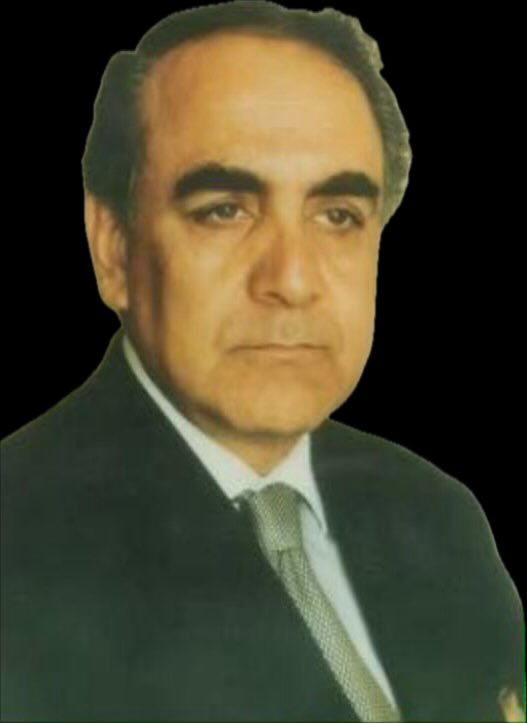 youssof_g's tweet photo. به نام خدا

حادثه 30 اسد سال 1378 یکی از لحظات دردناک و غم انگیز تاریخ معاصر کشور را رقم زد. 

در آن روز دشوار عبدالرحیم غفورزی صدر اعظم ��ولت اسلامی افغانستان و یازده تن دیگر از شخصیت های برجستۀسیاسی و فکری کشور در اثر حادثه سقوط هواپیما در ولایت بامیان جام شهادت نوشیدند.

شهادت عبدالرحیم غفورزی و همراهانش از نظر سیاسی برای افغانستان عقبگرد جبران ناپذیری در راستای دستیابی به صلح و ثبات در کشور محسوب می شود.

غفورزی شهید یک شخصیت ملی و بین المللی بود، ایشان وحدت ملی، آزادی و استقلال کشور را پیش شرط یک افغانستان باثبات، صلح آمیز و مردم سالار می دانست.

 غفورزی شهید تمام زندگی خود را وقف خدمتگذاری و دفاع از منافع ملت و کشور نمود و در سخت ترین شرایط صدای رسا و برحق مردم افغانستان در تریبیون های مهم ��ین المللی بود.
 
سقوط هواپیما در ولایت بامیان زمانی رخ  داد  که  افغانستان مانند امروز یکی از سخت ترین دوره هایش را تجربه می کرد.

در آن زمان دولت اسلامی افغانستان تحت ریاست استاد شهید پروفیسور برهان الدین ربانی سعی داشت تا مرحلۀ جدی��ی در صحنه سیاسی کشور باز شود و آرزوی دیرینه مردم افغانستان برای ختم جنگ و برقراری صلح و  ثبات تضمین گردد.

پس از نشست تاریخی 20-22 اسد سال 1376 خورشیدی، شهید غفورزی از جانب رهبری دولت اسلامی افغانستان منحیث نخست وزیر منصوب و مسئول تشکیل کابینه جدید تعیین گردید. این تصمیم تاریخی تلاشِ برای ایجاد یک حکومت مؤثر بود تا اعتماد بیشتر مردم افغانستان و جامعه بین المللی را کسب و نقشۀ راه سیاسی را برای رسیدن  به صلح و ثبات پایدار در افغانستان ترسیم و تطبیق نماید.

شهید غفورزی باور داشت  که ختم جنگ و برقراری صلح در افغانستان به سه عامل اساسی بستگی دارد:
 
1- قطع مداخلات بیرونی.
2- ایجاد  و استحکام  وحدت ملی در میان همه اقوام.
3- تشکیل  نظام همه شمول که ثبات، وحدت ملی و اراده جمعی مردم افغانستان را  تضمین نماید.
 
غفورزی شهید تلاش داشت تا اعتماد  نخبگان سیاسی در داخل و خارج از کشور را  به دست آورده و یک محور وفاق ملی و فصل ��دیدی در صحنه سیاسی کشور شکل گیرد.
 
شهید غفورزی اجندای فراگیر ملی را برای بیرون رفت از وضعیت پیچیده کشو ر ارایه نمود که شامل برگزاری لویه جرگه، تصویب قانون اساسی جدید، و تعیین سرنوشت سیاسی مردم از طریق برگزاری انتخابات آزاد، شامل آن میشد.
 
قرار بود کابینه جدید  از شخصیت های با نفوذ، افراد صادق و وطن دوست در داخل  و بیرون از کشور که  دیدگاه مشترک  برای یک افغانستان آزاد،  مستقل  و متحد داشتند، تشکیل گردد.
 
در آن شرایط دشوار حرکت ملی که شکل گرفته بود، باعث امید برای نجات کشور از وضعیت جاری در ان زمان و رسیدن به یکحالت مطلوب  گردیده بود. اما با حادثه غم انگیز ول��یت بامیان تلاش های مردم  برای رسیدن به صلح دایمی به چالش جدی مواجه و افغانستان وارد مرحله دردناک  دیگری شد.
 
در حادثه  بامیان  در کنار شهید غفورزی شخصیت های نامدار دیگر افغانستان از اقوام مختلف، از جمله عبدالعزیز مراد، انجنیر یزدان شناس هاشمی، عبدالحسین مقصودی، سید محمد امین سجادی، کریم ��ارع، عبدالعلی دانشیار، استاد پاک روان، استاد رحیم رفعت، جنرال اکبر، جنرال بگرام وال پیلوت و شمس الله خان پیلوت که برای صلح و وحدت ملی در کشور تلاش می نمودند، به شهادت رسیدند.
 
به همین منظور از شهدای ۳۰ اسد به عنوان شهدای وفاق ملی یاد می شود. 
 
درحالیکه افغانستان بار دیگر در یکی از سخت ترین دوره های تاریخ معاصر خود قرار دارد،‌ انسجام و استحکام وحدت ملی دو عنصری که محور دید و اندیشه شهید غفورزی و سایر شهدای کشور را تشکیل می داد، بیش از هر زمانی دیگر برای نجات کشور از بحران کنونی مهم و حیاتی میباشد.
 
و نباید فراموش کرد که فقط ایجاد نظام همه شمول، مشروع و برخواسته از اراده جمعی مردم منجر به صلح و ثبات واقعی در کشور میگردد.
 
یاد و خاطرات شهید غفورزی و سایر شهدای حادثه المناک بامیان و همه شهدای راه آزادی، صلح و وحدت ملی در کشور را گرامی داشته و  به روح پاک شان دعا می نمایم.