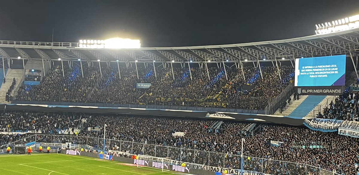 CabezadeRacing's tweet image. Pulmones de cada lado
Cordón policial en cada pulmón
Paredón de 1 metro
Alambrado
Pasillo de 2 metros entre hinchas y anillo

Esto es una prevención lógica, pelado cabeza de prepucio