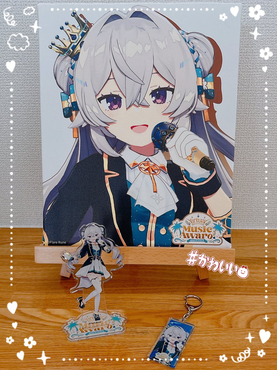 flare_rune's tweet photo. 運営さんよりサンプルグッズいただきました！
どれも印刷綺麗で可愛い〜😳✨

オリジナルアクセサリーが付いた今回のブイアワ限定のKV！
是非Getしてくださいね🙌

▼購入は引用から https://t.co/VMZvxJA5ct