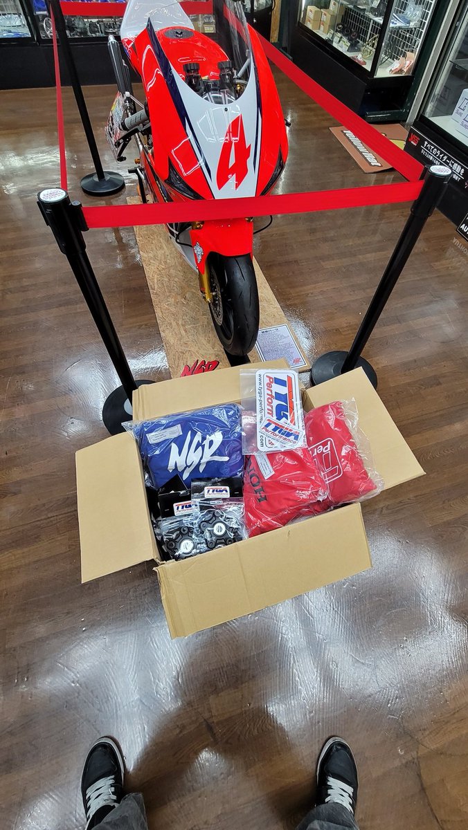 2rinkan_wako's tweet photo. 遥々タイランドよりニヒヒ😁なパーツが沢山入荷しました👍そろそろXAMさんのカッコいいスプロケも完成するはずのでスプロケホルダーも注文してみました✌️
#NSR250R #TygaPerformance https://t.co/uiaErSXR1f