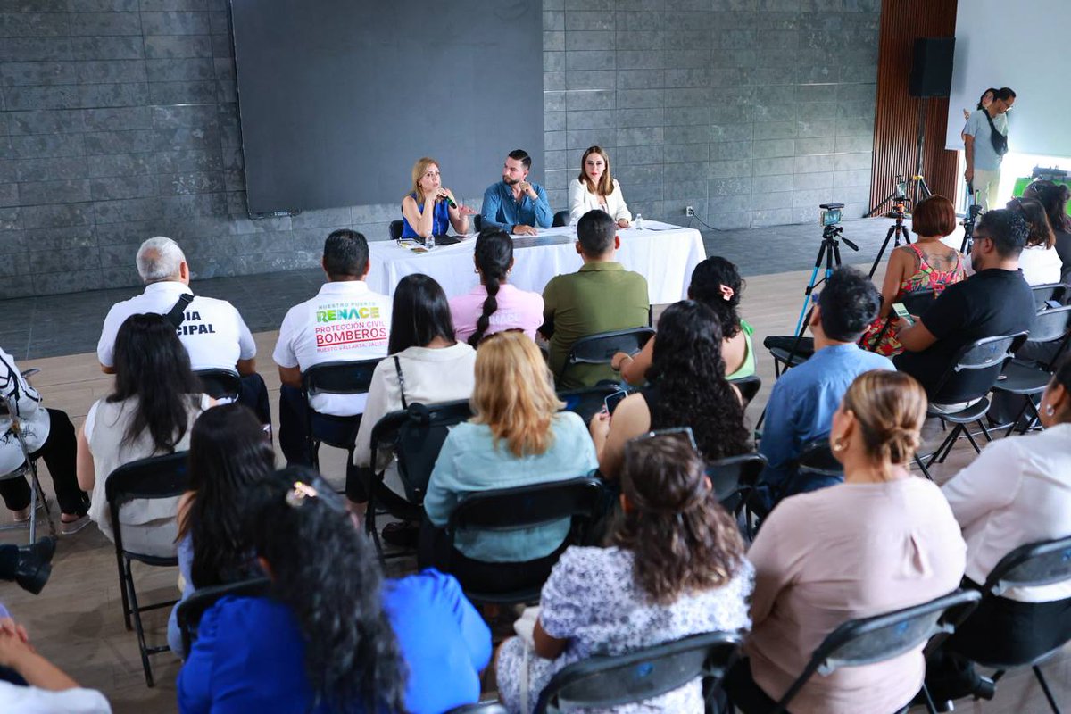 Desde #PuertoVallarta, presentamos el arranque del programa #BarriosDePaz, junto al presidente municipal <a href="/LuisEMunguiaG/">LuisErnestoMunguia</a> y la directora del Instituto Municipal de la Mujer, Sarahy Hernández.

Más allá de ser una política pública, buscamos que esta estrategia se convierta en una
