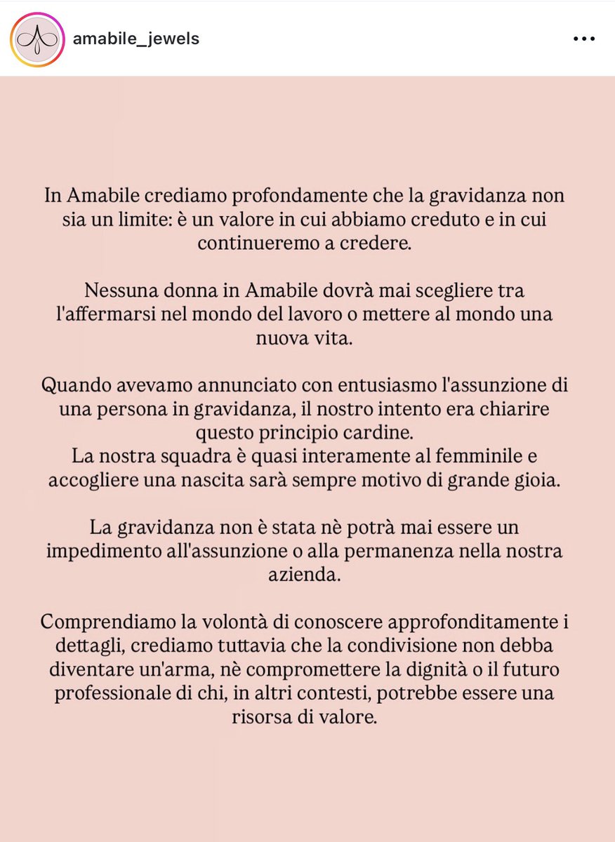 FranAltomare's tweet photo. La pezza è, come prevedibile, peggio del buco. E il passaggio da Amabile a Discutibile sembra essere completo. Vediamo perché.

Nessuna parola in merito alla parte dell’inchiesta di @CharlyMatt in cui si dice che Sara avrebbe avuto scadenze e consegne da rispettare durante la maternità. E ricordiamo che lavorare quando si è in maternità è illegale.

Niente anche sulle sue lodi raccontate su social, stampa e podcast. Nelle ultime settimane si sono moltiplicate le segnalazioni su tali contenuti, che l’ironia degli algoritmi social hanno riportato in viralità con un incredibile senso dell’umorismo. Quindi il cuore del problema, il purpose washing, è stato volutamente ignorato. Gettando tra l’altro ombre sulla professionalità della dipendente.

I dati condivisi non sono a supporto delle dichiarazioni su turnover bassissimo e pacifico di cui Strazzer si è sempre vantata. L’impressione è che la narrazione reale sul lavoro in Amabile sia "brillante" esternamente ma potenzialmente marcia dal di dentro. Eppure mancano ancora molte altre risposte alle domande sollevate dalla puntualissima Matteini.

Innanzitutto, il quadro di Sara che dipingono è terribile. Eppure dall'inchiesta emerge che non solo durante la maternità sarebbe stata subissata di mail e telefonate dalle colleghe dello stesso reparto - chiaramente più junior di lei - ma che si sarebbe pure presentata in azienda di sua volontà per aiutare nei momenti di maggiore difficoltà. Anche qui, nessuna parola per chiarire le incompatibilità con le numerose e fantomatiche "mancanze".

Infine, una cosa sfuggita a molti. I dipendenti e collaboratori di Amabile hanno accettato per contratto la loro esposizione sui social per motivi di branding? Si sentono in qualche modo "costretti" perché - oramai - la comunicazione è sempre stata fatta in questo modo? Le attività di employer branding prevedono una forma contrattuale anche solo per raccogliere un’adesione volontaria?

Faccio riferimento alla realizzazione di contenuti social in cui i dipendenti accettano di parlare, rispondere a domande, presentare prodotti, interpretare trend virali e ballare. Chiedo perché quei contenuti diventano pubblici, condivisibili, commentabili anche quando quelle persone non lavoreranno più in azienda. E possono diventare potenzialmente delle bombe durante una crisi di brand, come in questo caso.

Per non parlare delle vincitrici del concorso Amabile: durante il loro viaggio alle Maldive hanno accettato di diventare loro stesse dei contenuti di brand?