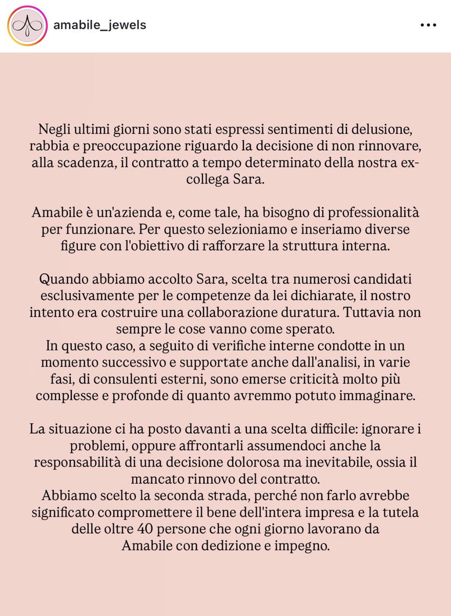 FranAltomare's tweet photo. La pezza è, come prevedibile, peggio del buco. E il passaggio da Amabile a Discutibile sembra essere completo. Vediamo perché.

Nessuna parola in merito alla parte dell’inchiesta di @CharlyMatt in cui si dice che Sara avrebbe avuto scadenze e consegne da rispettare durante la maternità. E ricordiamo che lavorare quando si è in maternità è illegale.

Niente anche sulle sue lodi raccontate su social, stampa e podcast. Nelle ultime settimane si sono moltiplicate le segnalazioni su tali contenuti, che l’ironia degli algoritmi social hanno riportato in viralità con un incredibile senso dell’umorismo. Quindi il cuore del problema, il purpose washing, è stato volutamente ignorato. Gettando tra l’altro ombre sulla professionalità della dipendente.

I dati condivisi non sono a supporto delle dichiarazioni su turnover bassissimo e pacifico di cui Strazzer si è sempre vantata. L’impressione è che la narrazione reale sul lavoro in Amabile sia "brillante" esternamente ma potenzialmente marcia dal di dentro. Eppure mancano ancora molte altre risposte alle domande sollevate dalla puntualissima Matteini.

Innanzitutto, il quadro di Sara che dipingono è terribile. Eppure dall'inchiesta emerge che non solo durante la maternità sarebbe stata subissata di mail e telefonate dalle colleghe dello stesso reparto - chiaramente più junior di lei - ma che si sarebbe pure presentata in azienda di sua volontà per aiutare nei momenti di maggiore difficoltà. Anche qui, nessuna parola per chiarire le incompatibilità con le numerose e fantomatiche "mancanze".

Infine, una cosa sfuggita a molti. I dipendenti e collaboratori di Amabile hanno accettato per contratto la loro esposizione sui social per motivi di branding? Si sentono in qualche modo "costretti" perché - oramai - la comunicazione è sempre stata fatta in questo modo? Le attività di employer branding prevedono una forma contrattuale anche solo per raccogliere un’adesione volontaria?

Faccio riferimento alla realizzazione di contenuti social in cui i dipendenti accettano di parlare, rispondere a domande, presentare prodotti, interpretare trend virali e ballare. Chiedo perché quei contenuti diventano pubblici, condivisibili, commentabili anche quando quelle persone non lavoreranno più in azienda. E possono diventare potenzialmente delle bombe durante una crisi di brand, come in questo caso.

Per non parlare delle vincitrici del concorso Amabile: durante il loro viaggio alle Maldive hanno accettato di diventare loro stesse dei contenuti di brand?