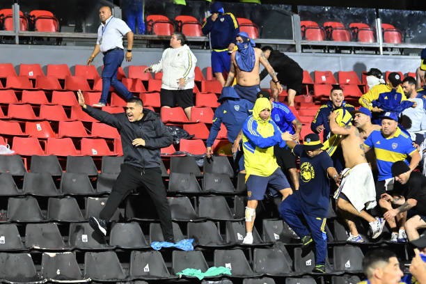 JuanMainetti's tweet photo. @gastonedul @marianherrrera Acá tenés Gastón, la mala dirigencia de Boca frenando una masacre. Encima en una cancha ajena. https://t.co/J4XNEyRvLf