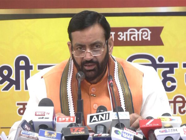 Killercool63's tweet photo. #JusticeForManisha

Statement: Women are safe in BJP ruled States

Reality: *Manisha case Haryana*

1. Police failed to catch the criminals

2. Misrepresented evidence, portrayed it as a suicide 🤬

3. Threatend victim's family

4. Shut internet in entire area so that people can't raise their voice

All political parties are same..they care nothing except votes