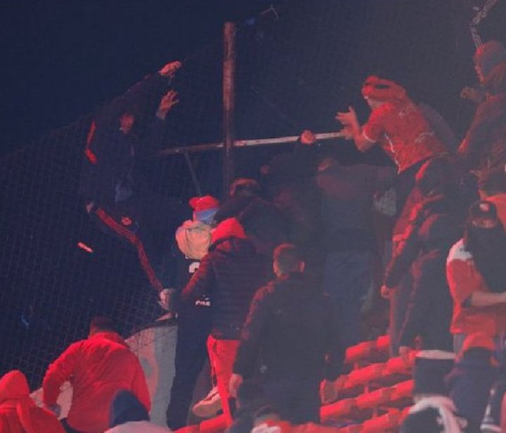 ElMasGrannde's tweet photo. El hincha de la #UDechile NO se lanzó por decisión propia, FUE EMPUJADO AL VACIO por un barra de #Independiente. 

Claramente esto es INTENTO DE HOMICIDIO. 

Hay que ir contra este hijo de puta hasta las últimas consecuencias! https://t.co/tth6bz7ip9