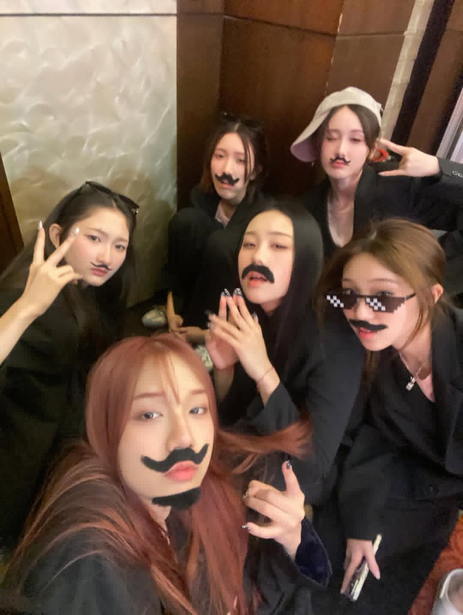 rohyunwha's tweet photo. 𝖢𝗈𝖽𝖾 : 𝖥𝖾𝗅𝗂𝗓𝗓 𝖿𝗎𝗇 𝖽𝖺𝗒! https://t.co/jxURiTwGWa