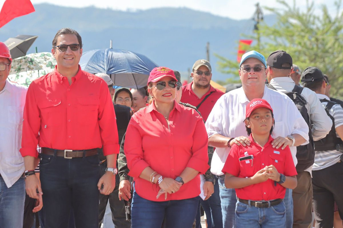 PartidoLibreFM's tweet photo. Con obras que transforman, la presidenta Xiomara Castro inauguró en Támara 5.5 km de carretera 🚧 una vía que impulsa el crecimiento y bienestar de la comunidad.✊🏻
#xiomarasícumple #Los23 #Libre #vamosporlasegundavictoria✌️ https://t.co/DiWAgx06AM