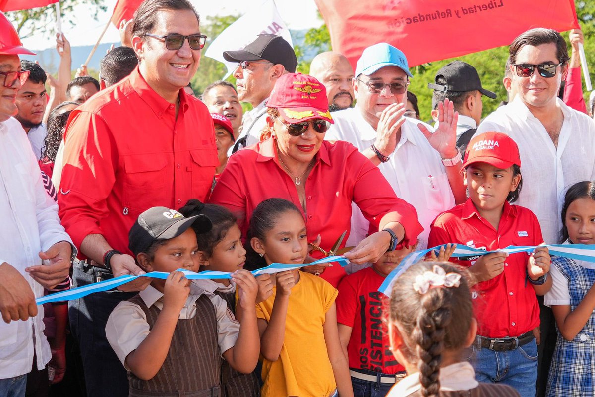 PartidoLibreFM's tweet photo. Con obras que transforman, la presidenta Xiomara Castro inauguró en Támara 5.5 km de carretera 🚧 una vía que impulsa el crecimiento y bienestar de la comunidad.✊🏻
#xiomarasícumple #Los23 #Libre #vamosporlasegundavictoria✌️ https://t.co/DiWAgx06AM