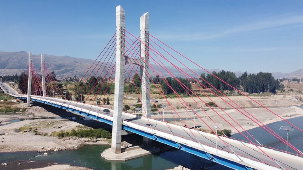 vladimir_cerron's tweet photo. Puente La Paz [Miraflores-Barranco], en Lima, longitud 112 m, costó 31 millones, peatonal, modelo clásico, distorsiona el paisaje y construido por empresa privada. Gobierno capitalista. 
Puente Comunero I en Huancayo, longitud de 540 m, en Huancayo, costó 74 millones, doble vía, peatonal, modelo atirantado, armonía con el paisaje y construido por la estatal SIMA. Gobierno socialista.