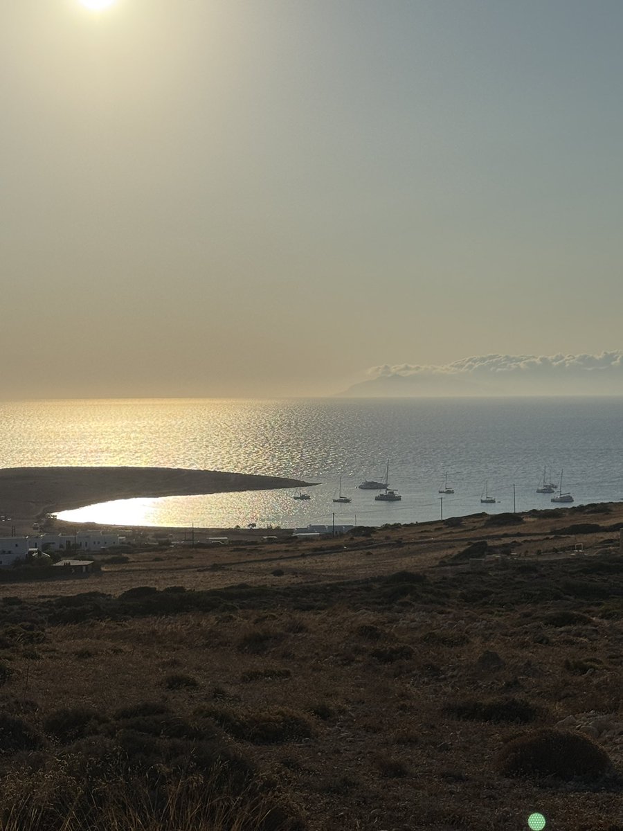 Ano Koufonissi 🇬🇷 Lesser Cyclades

If paradise exists in Greece in August, this island is up there the shortlist. From the moment you disembark in its pretty port, everything is perfectly gauged: authentic not rustic, comfy not glitzy. Tiny sand coves &amp; a 💯 bar scene.