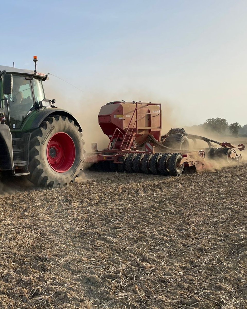 HORSCH_France's tweet photo. #horschpronto direction le Mont Saint Michel pour ce #semis #couvert trefle/avoine
livraison chez un client fidèle 👉️ #précision, fiabilité et polyvalence d'utilisation accrue grâce à la rampe de semis interchangeable (TurboDisc ou Maestro) pour un travail jusqu'à 20 km/h. https://t.co/E909LEskg1