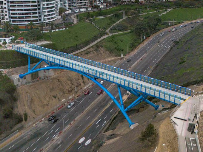 vladimir_cerron's tweet photo. Puente La Paz [Miraflores-Barranco], en Lima, longitud 112 m, costó 31 millones, peatonal, modelo clásico, distorsiona el paisaje y construido por empresa privada. Gobierno capitalista. 
Puente Comunero I en Huancayo, longitud de 540 m, en Huancayo, costó 74 millones, doble vía, peatonal, modelo atirantado, armonía con el paisaje y construido por la estatal SIMA. Gobierno socialista.