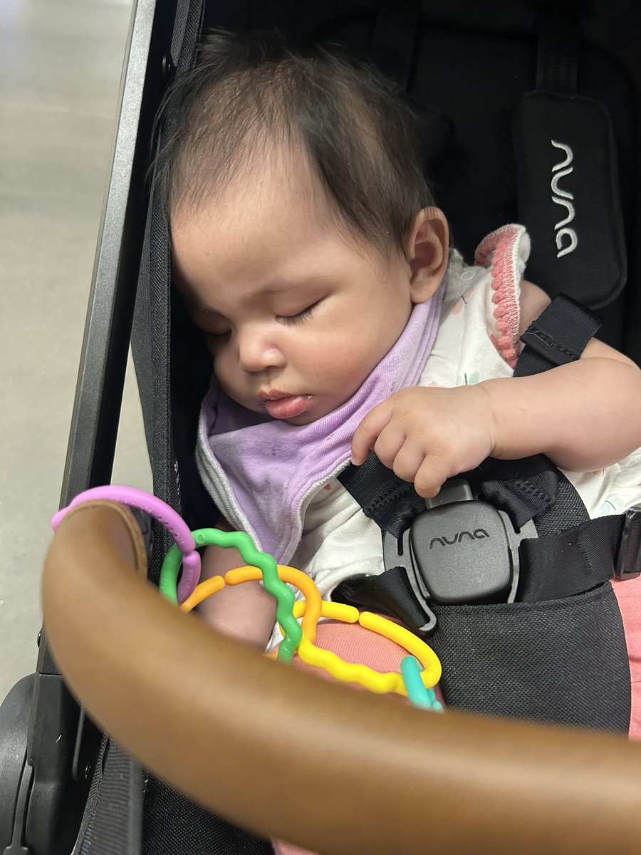 jjaaaaayy's tweet photo. My broke bestie hated shopping today 😴 https://t.co/pr99UwUVIb