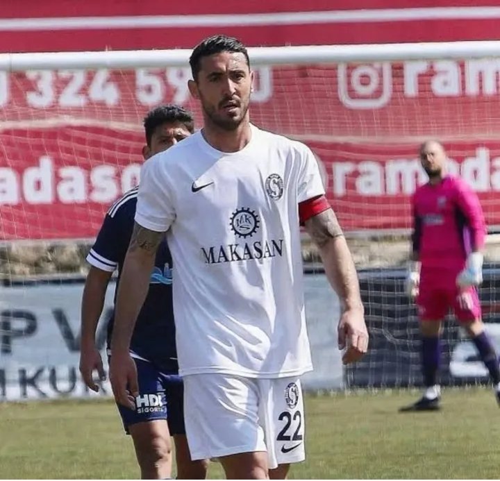 ESKİ OYUNCUMUZ DEĞİLMİ NURİ TERLİKSİZ DEVREDİN.....