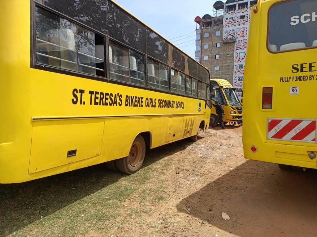 Belive_Kinuthia's tweet photo. In 2014, Raila Odinga went to the US for three months.

Upon his return, supporters organically mobilised themselves and went to receive him at the airport and accompanied him to Uhuru Park where he addressed a crowd of 1 million supporters. 

Gachagua is trying to relive that glory.

Unfortunately, he's Gachagua and not Raila Odinga. He's an amateur. 

His sparkless politicians have resorted to mobilising goons from the Kiandutu and Majengo slums in Nyeri to go and receive Gachagua at the airport or else he will deny them the DCP Party ticket.