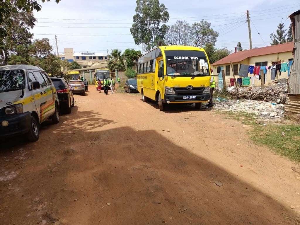 Belive_Kinuthia's tweet photo. In 2014, Raila Odinga went to the US for three months.

Upon his return, supporters organically mobilised themselves and went to receive him at the airport and accompanied him to Uhuru Park where he addressed a crowd of 1 million supporters. 

Gachagua is trying to relive that glory.

Unfortunately, he's Gachagua and not Raila Odinga. He's an amateur. 

His sparkless politicians have resorted to mobilising goons from the Kiandutu and Majengo slums in Nyeri to go and receive Gachagua at the airport or else he will deny them the DCP Party ticket.