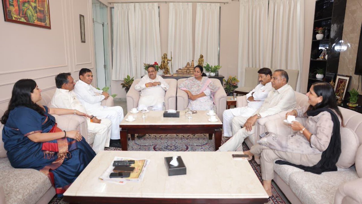 Praveen Khandelwal (@pkhandelwal_mp) on Twitter photo आज मैंने अपने दिल्ली के सभी साथी सांसदों के साथ दिल्ली की लोकप्रिय मुख्यमंत्री श्रीमती <a href="/gupta_rekha/">Rekha Gupta</a> जी से भेंट कर उनका कुशलक्षेम जाना।
मुख्यमंत्री जी पूर्णतः स्वस्थ हैं और पहले की तरह दिल्लीवासियों के कार्यों में निरंतर तत्परता से जुटी हुई हैं। आज मैंने अपने दिल्ली के सभी साथी सांसदों के साथ दिल्ली की लोकप्रिय मुख्यमंत्री श्रीमती <a href="/gupta_rekha/">Rekha Gupta</a> जी से भेंट कर उनका कुशलक्षेम जाना।
मुख्यमंत्री जी पूर्णतः स्वस्थ हैं और पहले की तरह दिल्लीवासियों के कार्यों में निरंतर तत्परता से जुटी हुई हैं।