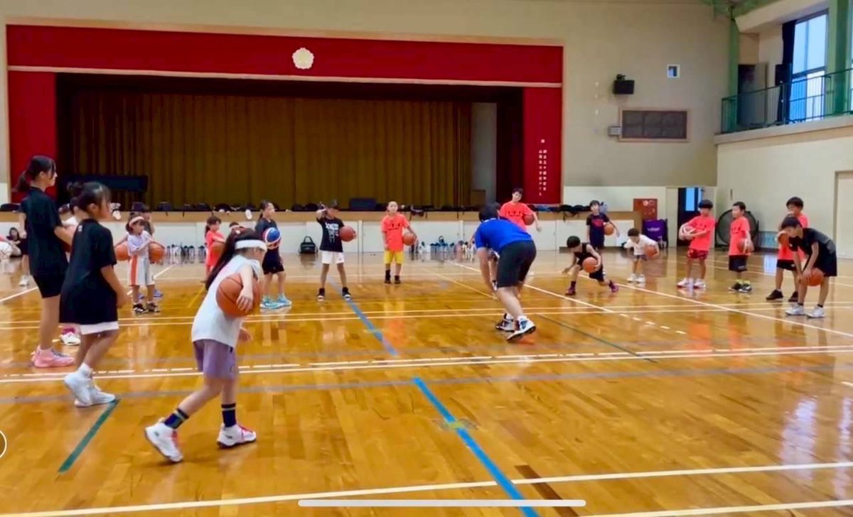 【スマイルバスケットボール教室】
岡山トヨタ🚗✖️トライフープ岡山🏀

赤磐市のY.F.C okayama bcに、スクールから贄田コーチが行ってきました！

元気いっぱいにバスケットボールを楽しみました！
選手達が自発的に声を出し仲間を応援する姿はとても感動しました！
#岡山トヨタ #トライフープ岡山