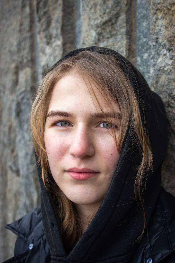 RusEmbPakistan's tweet image. دونباس میں یوکرینی گولہ باری کی زد میں گیارہ برس سے رہنے والی بچی فائنا ساوینکووا کا امریکہ کی خاتونِ اوّل ملانیا ٹرمپ کے نام خط

محترمہ ملانیا ٹرمپ  صاحبہ،

میرا نام فائنا ساوینکووا ہے؛ میں اسی جنگ کے بیچ جی رہی ہوں جس کا ذکر آپ نے صدر پوتن کو لکھے اپنے خط میں کیا ہے ۔ آپ، صدر…