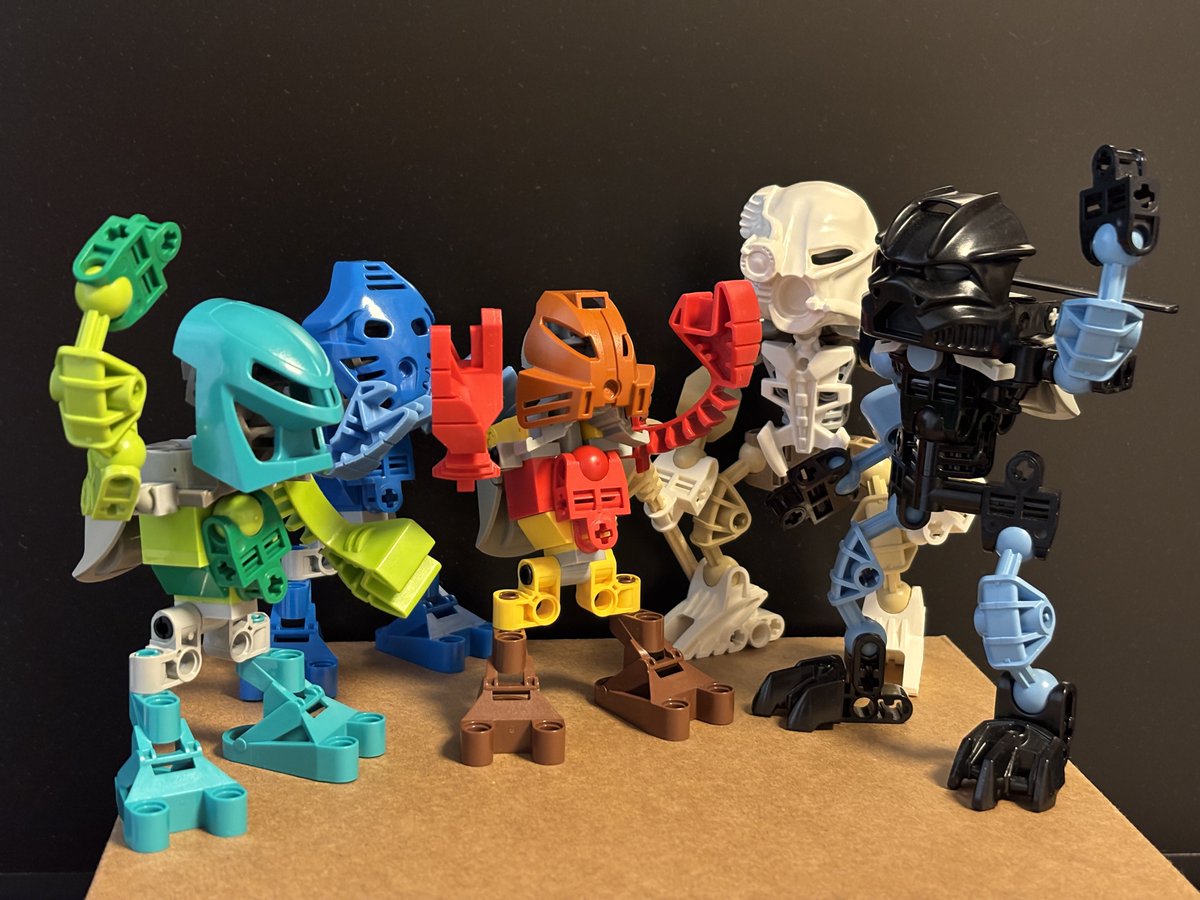 新しくマトランを作りました！

今回は今までのより小さめサイズ。うちのマトランたちの中でも非戦闘職？なのかも

人数も色味も増えて賑やかになってきたな〜

#BIONICLE #バイオニクル