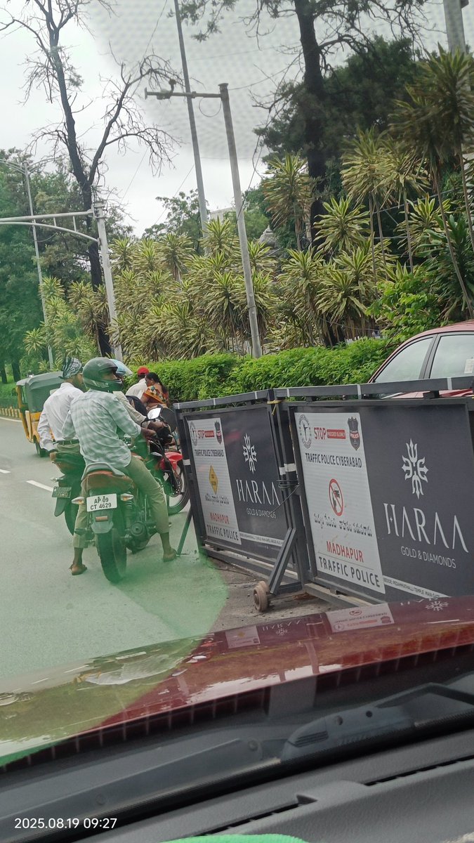 Anilkumarnvk's tweet photo. @CYBTRAFFIC People taking wrong turns near signal in front of Google office.. posing threat to incoming traffic.. plz look at it.. @HYDTP https://t.co/ofsFLUmpbs