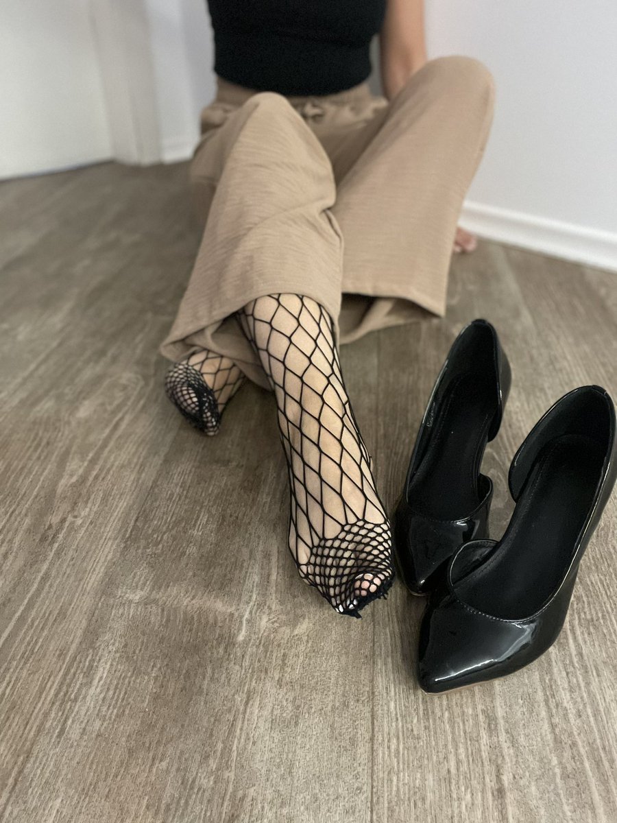 fabienne_66's tweet image. Guten Morgen du Loser, runter auf die Knie wo Du hingehörst und leck den Bildschirm ab 
#füsse #fussmodel #fetisch #fussfetisch #sklave #göttin #nylon #heels