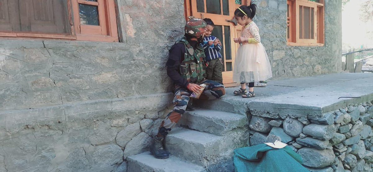 kupwarasentinel's tweet photo. #IndianArmy carried out a Khairiyat Patrol near the LC in #Dassi & #Tharbal. By interacting with villagers, the Army reinforced trust, addressed concerns, and strengthened the security net, ensuring harmony at the nation’s edge. https://t.co/jh1MbJCZfc
