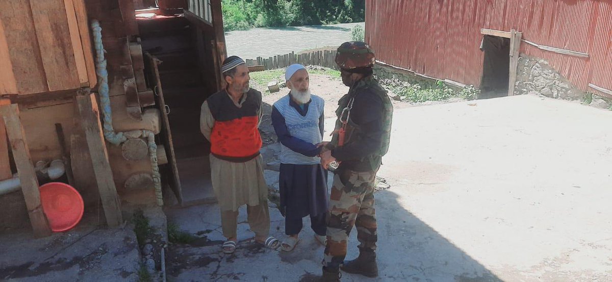 kupwarasentinel's tweet photo. #IndianArmy carried out a Khairiyat Patrol near the LC in #Dassi & #Tharbal. By interacting with villagers, the Army reinforced trust, addressed concerns, and strengthened the security net, ensuring harmony at the nation’s edge. https://t.co/jh1MbJCZfc