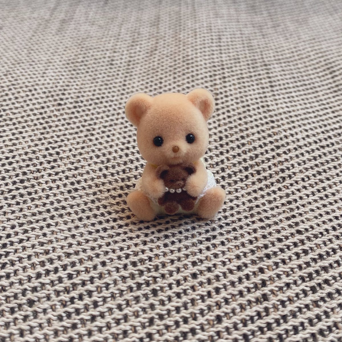 kmkmtrrr's tweet photo. ビスケットクマ、可愛すぎる〜〜〜〜〜〜
スリコのイヤリングに付いてたクマちゃんがピッタリ抱っこできるサイズで昇天… https://t.co/VW14h5ggVA
