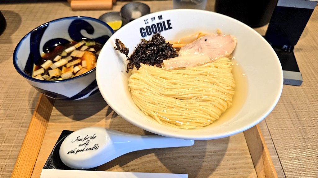 Evonet1231's tweet photo. 中の人が弊社近くにあります『GOODLE』というラーメン屋さんにいってきて、昆布水つけ麺をいただきました!
昆布特有のヌメヌメが麺に絡み、味変の塩、そしてつけ汁が美味しすぎて脳内滅茶苦茶になりました!!🍜
皆様も弊社近くに来た際はぜひ!!!ლ(´ڡ`ლ)
#ラーメン
#GOODLE
#飯テロ https://t.co/IIppf1F3hG