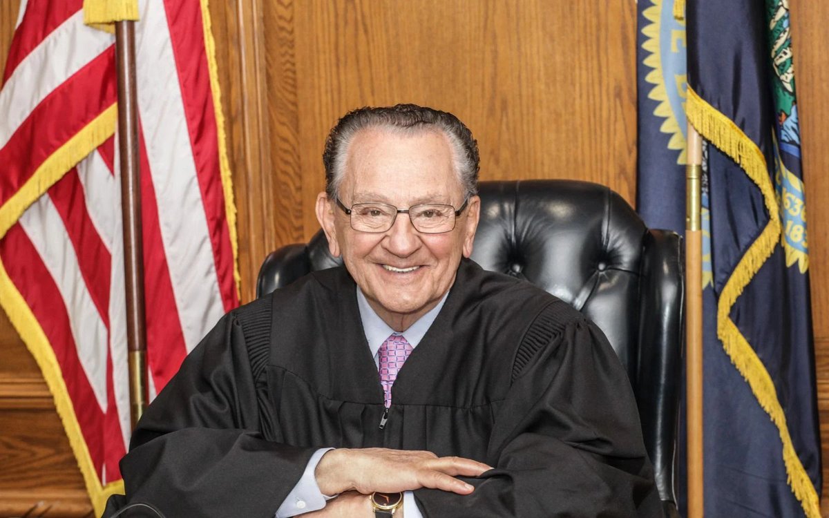 Frank Caprio, famoso juez conocido por mostrar misericordia, muere a los 88 años aciprensa.com/noticias/11646…
