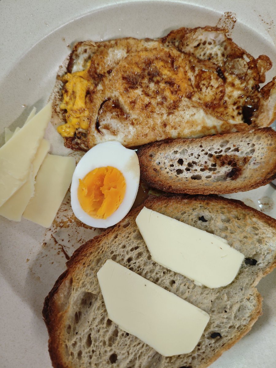 Telur ayam kampung tulen dari <a href="/AyamLepasMY/">Ayam Lepas Lenggeng 🐓☀️</a> tambah cheese, butter dan sourdough. Berkhasiat, sedap, tahan lapar.
