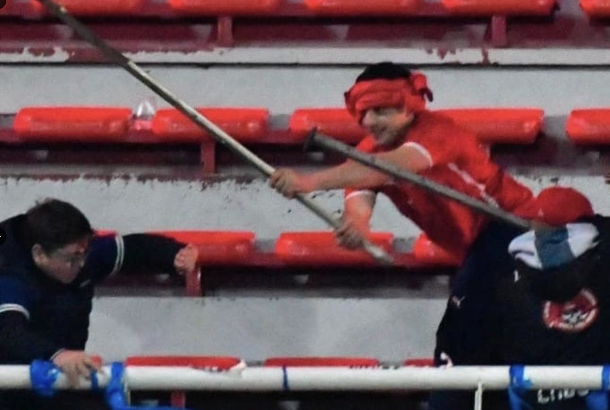 Kiddd_loveee's tweet photo. @SoydelRojoCom Explicamos como llegó a esto!!! Hinchas pegandole a niño de 14 años ya sangrando y despues con un fierrazo lo dejan inconciente!!!! https://t.co/Hsj8YM0xH4