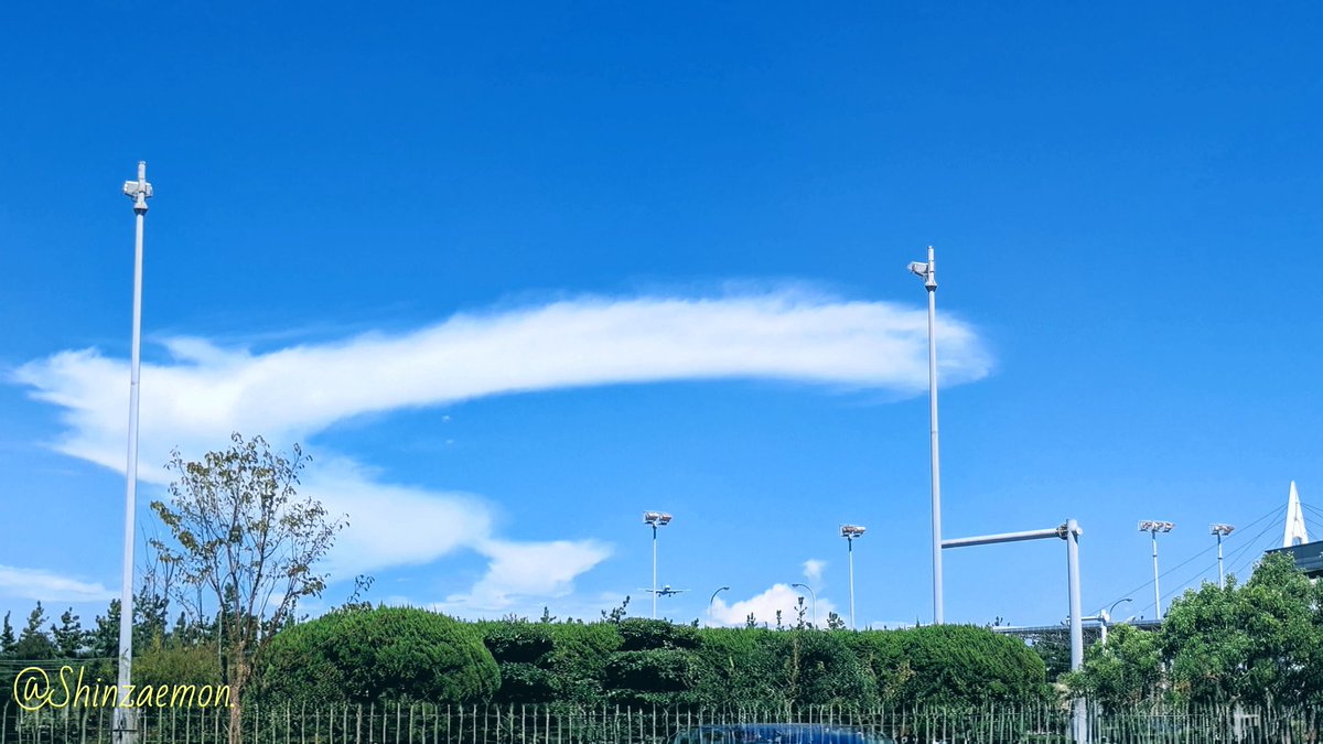shinzaemon5's tweet photo. 2025,08,21 Thu. 14:45

『風は　空の　アーティスト』

#キリトリセカイ #空雲 
#写真撮ってる人と繋がりたい 
#写真好きな人と繋がりたい 
#photograghy #skyclouds https://t.co/h7Q7nDniq8