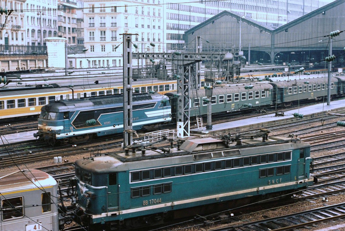CheminsdeFerTC's tweet photo. Heure de pointe à =>#Paris =>#gareSaintLazare en 04-83 : =>#RTG pour les Grandes Lignes normandes et diésel BB 67300 type =>#BB67000/=>#BB67400 (pour Dieppe ?), =>#BB17000 pour un banlieue Inox.
📷d.w.davidson, source : Flickr https://t.co/Roq1o7xUlT https://t.co/YFiHrJKr8X