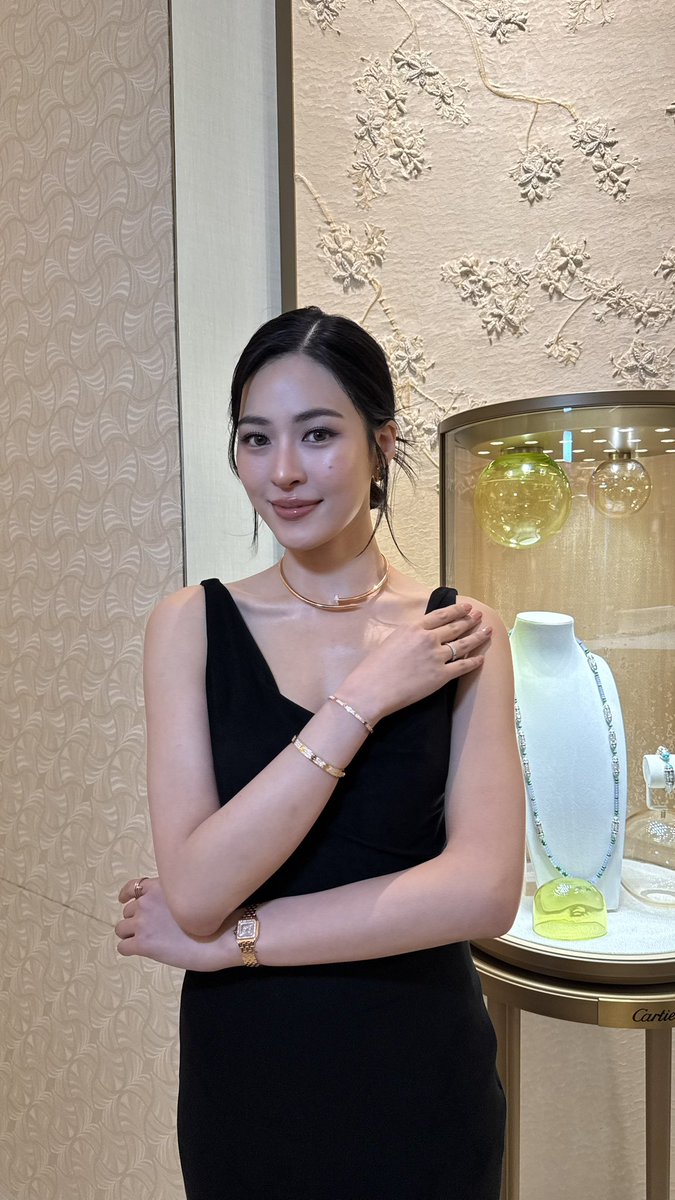 หลิงหลิง ศิริลักษณ์ ควอง (<a href="/linglingsirilak/">linglingsirilak</a>) ร่วมเฉลิมฉลองการเปิดตัวบูติคคาร์เทียร์ แฟลกชิปแห่งใหม่ เมื่อวันที่ 18 สิงหาคม 2568 ณ สยามพารากอน บนพื้นที่ 758 ตร.ม. สองชั้น ภายใต้แนวคิด “Heavenly Cartier” ที่ผสานดีไซน์ร่วมสมัยกับมรดกไทย ภายในบูติคมีงานศิลป์หลากหลาย ทั้งโคมไฟจาก O