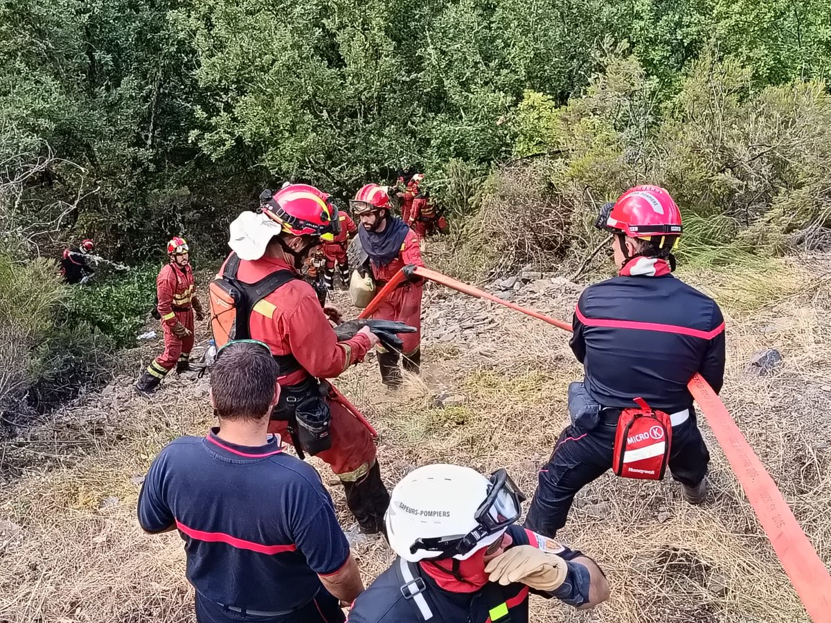 Defensagob's tweet image. La @UMEgob realiza misiones de apertura de línea de defensa y tendido de mangueras junto al 7e Régiment d’Instruction et d’Intervention de Sécurité Civile de Francia @riisc_7.

🇪🇸🤝🇫🇷 Ambas unidades colaboran en los incendios de Oencia y Porto, uniendo esfuerzos frente al fuego.