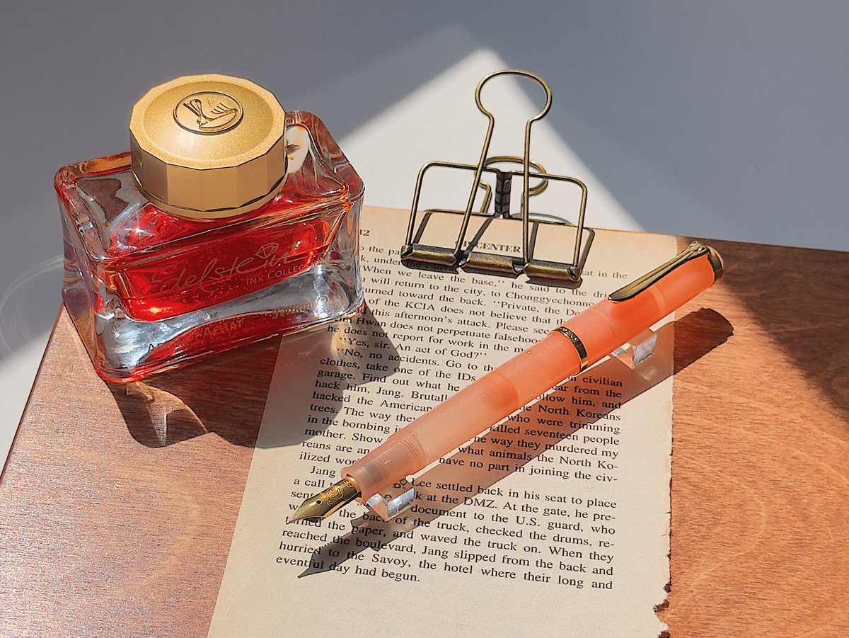 🍑펠리칸 M200 Apricot Achat Special Edition, 아프리콧 만년필이 출시되었습니다.
반투명한 살구색 바디에 은은한 펄을 더해 여름날 살구나무와 그 사이로 비치는 햇살을 연상시키는 만년필 입니다.