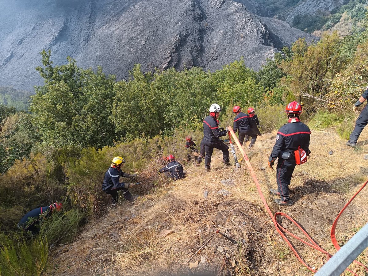 Defensagob's tweet image. La @UMEgob realiza misiones de apertura de línea de defensa y tendido de mangueras junto al 7e Régiment d’Instruction et d’Intervention de Sécurité Civile de Francia @riisc_7.

🇪🇸🤝🇫🇷 Ambas unidades colaboran en los incendios de Oencia y Porto, uniendo esfuerzos frente al fuego.