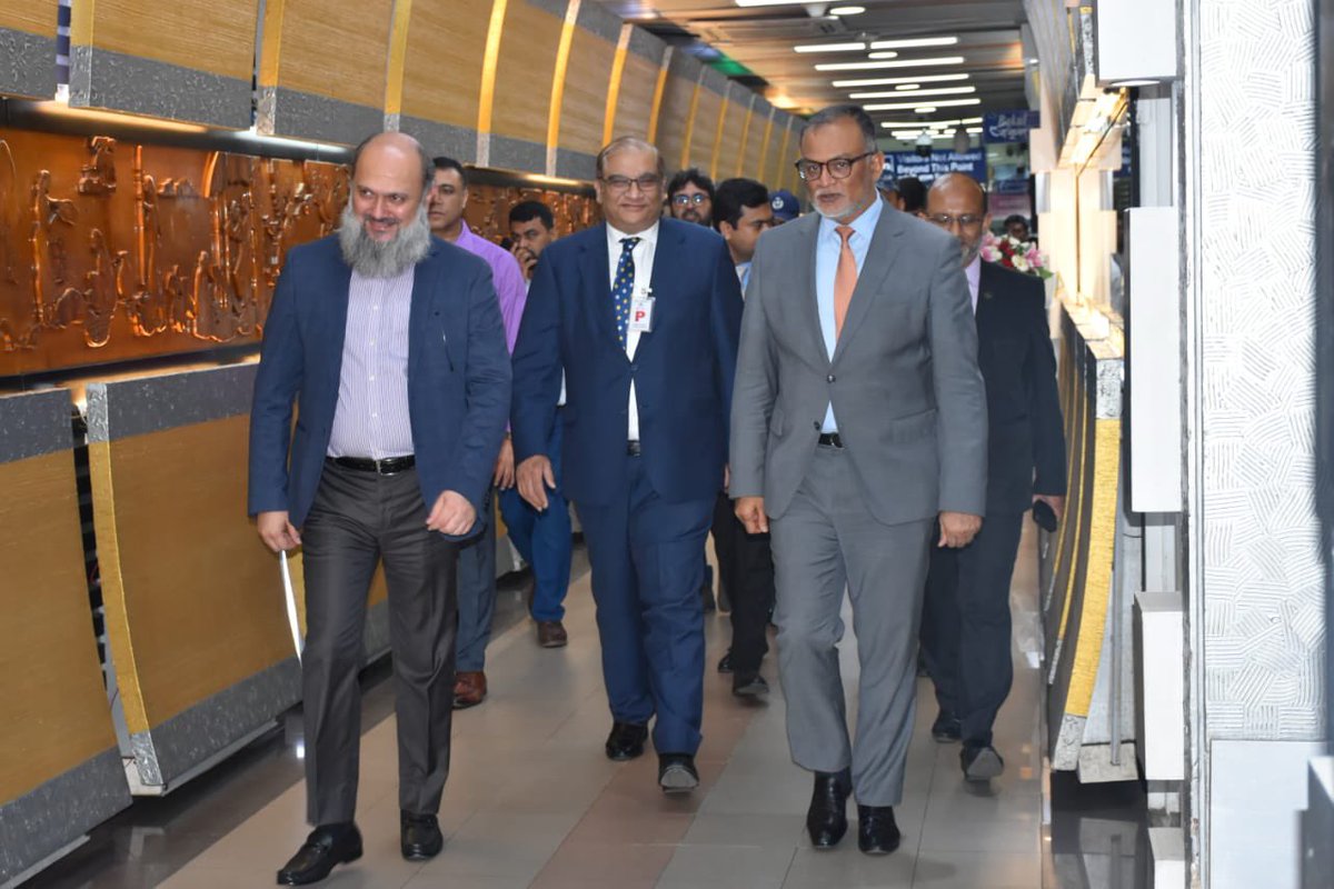 Arrived in Dhaka for official visit to strengthen Pakistan-Bangladesh trade &amp; economic cooperation. Thankful to Advisor Commerce brother Sheikh Bashir Udin for receiving us at the airport.

Looking forward to engagements with officials &amp; business leades, 🇵🇰🤝🇧🇩 #PakBangladesh